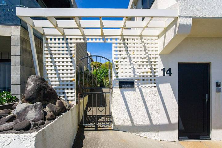 Holiday home for 10 people, with balcony in New Plymouth