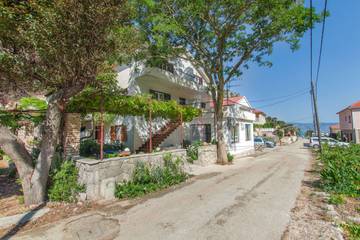 Vacation Rental for 4 Guests in Hvar, Dalmatian Islands, Picture 3