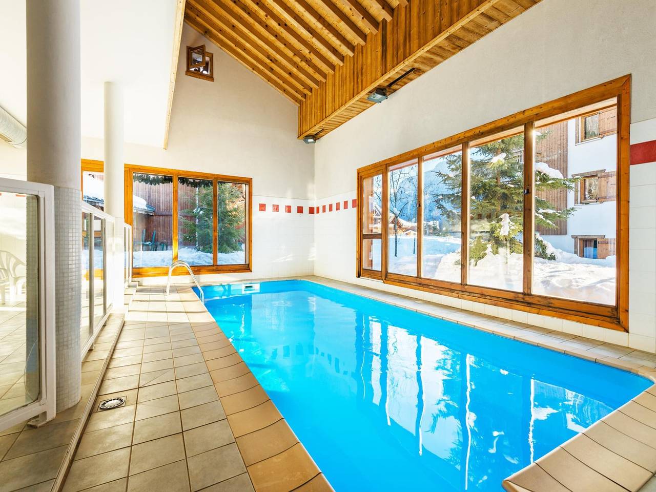 Atemberaubendes Bergchalet mit beheiztem Pool in Samoëns, Region Bonneville