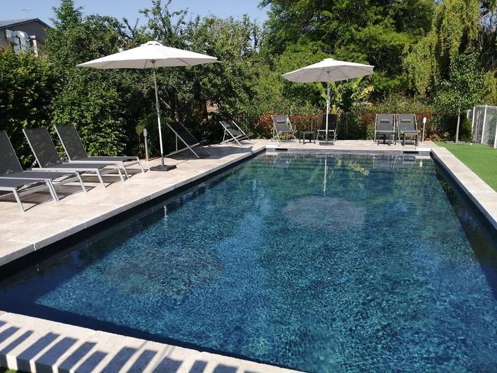 Hôtel pour 2 personnes, avec piscine ainsi que vue et jardin, animaux acceptés à La Ferté-Saint-Cyr