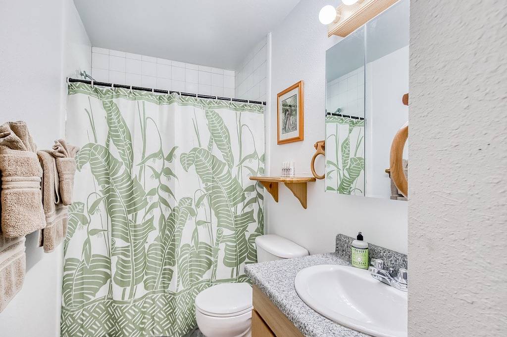 Quiet cul-de-sac house near Volcanoes National Park & golf - snowbird-friendly in Volcano, Hawaii Volcanoes Nationalpark