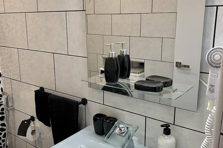 Ganze Wohnung, New and modern apartment- fast Wi-Fi 3 minutes drive from the beach in Costa de Antigua, Antigua