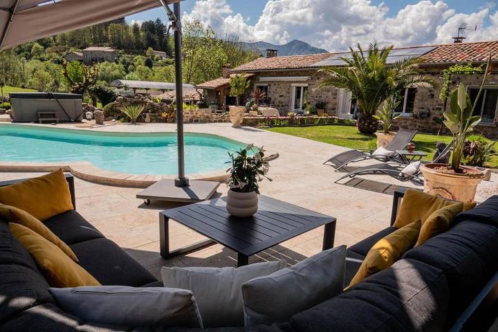 Maison d’hôte pour 2 personnes, avec Terrasse et Jacuzzi ainsi que Jardin et Piscine