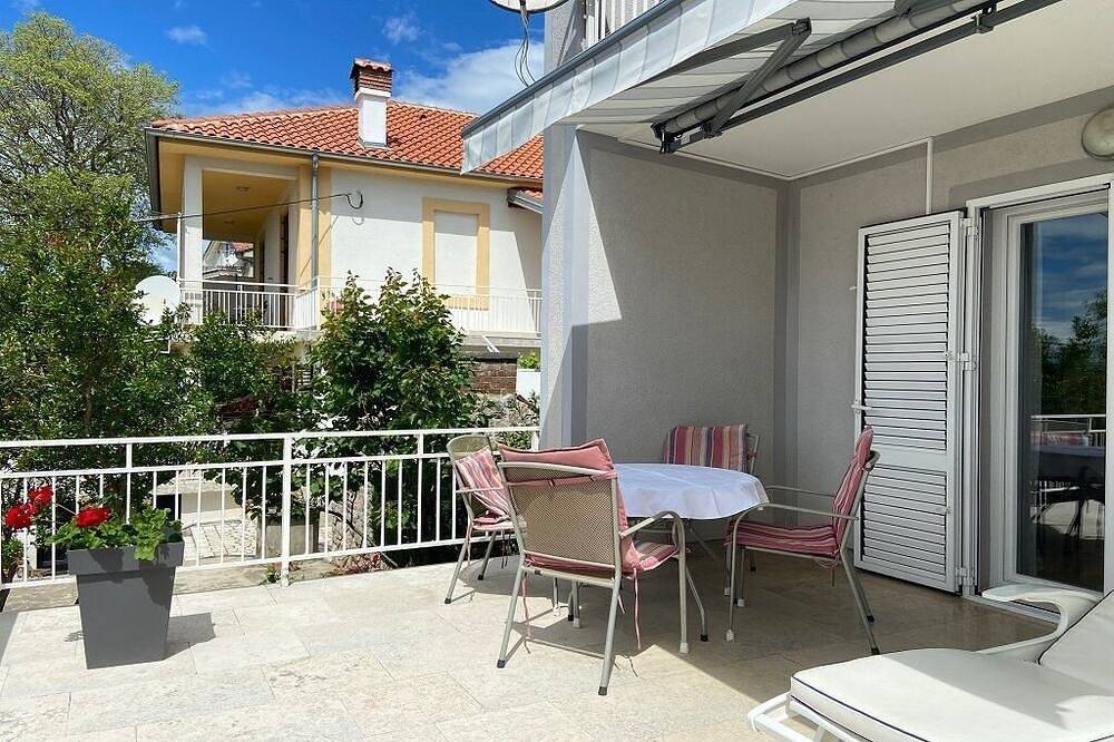 Entire apartment, Beautiful apartment in Dramalj with large terrace and sea view in Dramalj, Primorje-Gorski Kotar
