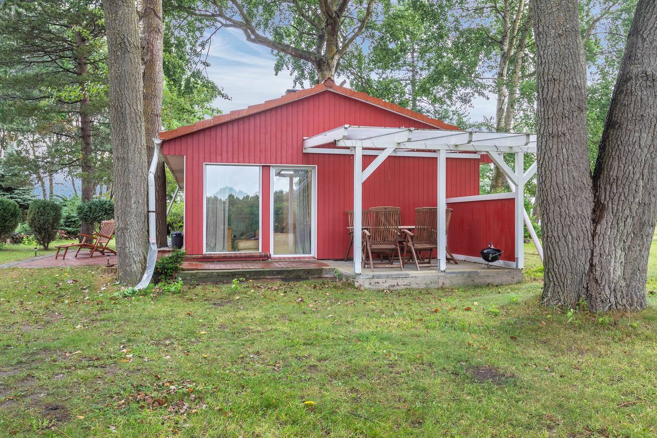 Ferienhaus 'Rotes Haus' mit privater Terrasse, Garten und Wlan in Suhrendorf, Ummanz