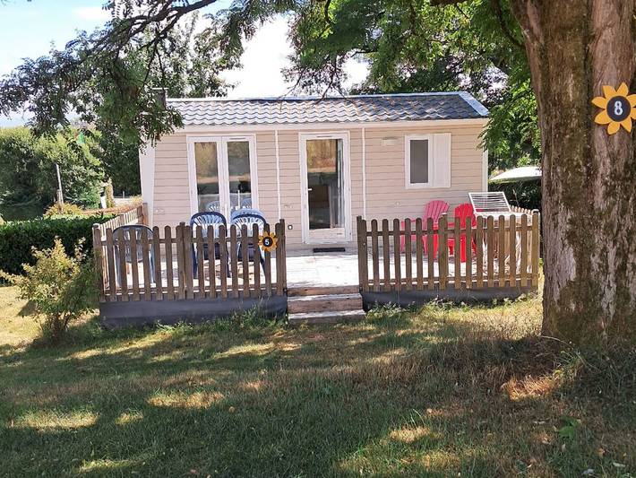 Camping pour 4 personnes, avec Terrasse et Piscine dans la Sarthe