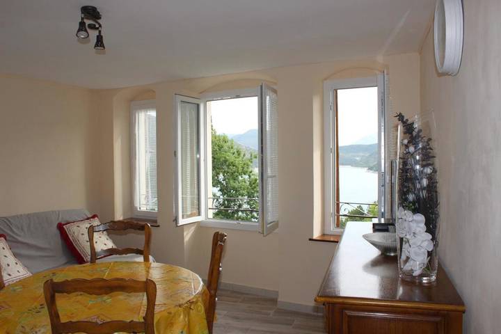 Gîte pour 4 personnes, avec Jardin ainsi que Vue et Vue sur le lac à Saint-Julien-du-Verdon