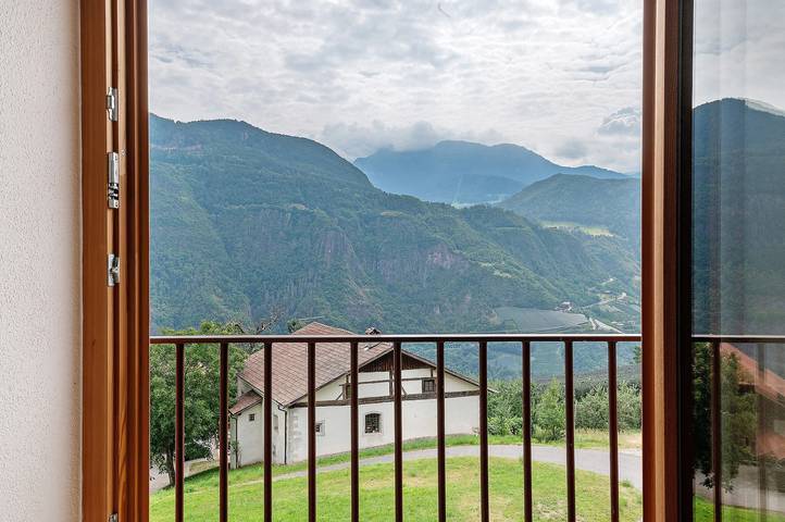 Entire apartment, Holiday Apartment "Rotwandterhof Fuchsbau" with Mountain View, Balcony & Wi-Fi in Ritten, Dolomiti Superski