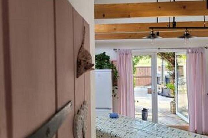Cottage for 7 people, with hot tub and terrace as well as garden, with pets in Kent