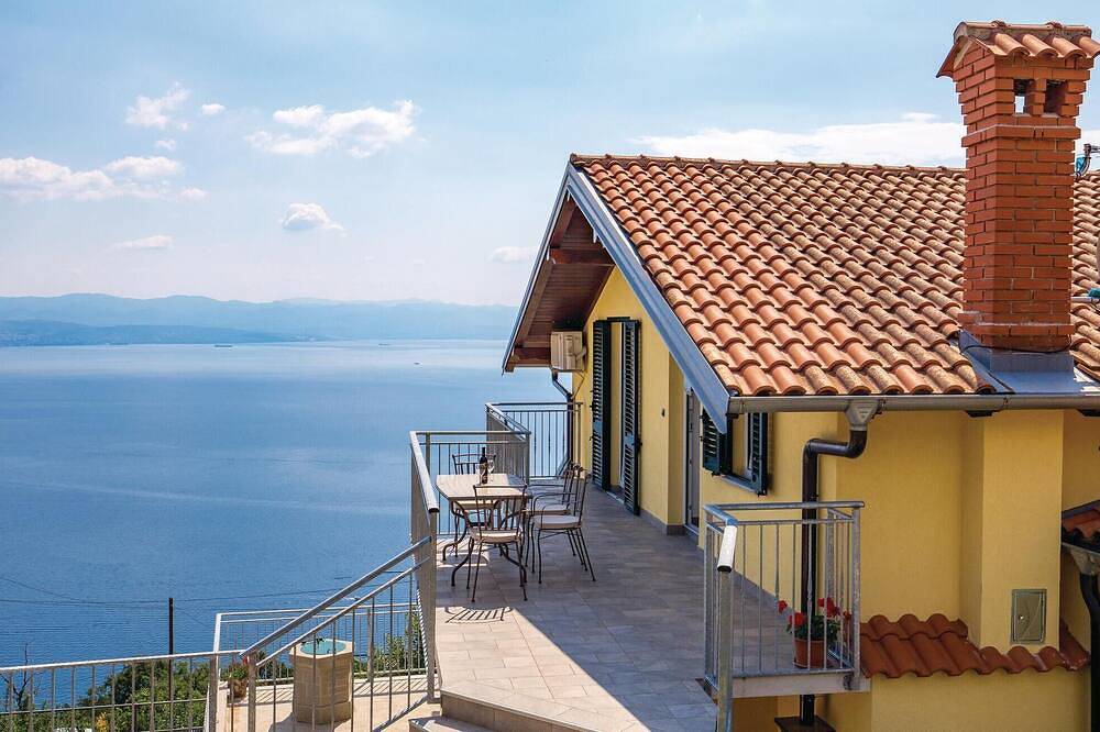 Geheel appartement, Geweldig appartement met 2 slaapkamers. in Lovran, Opatija Riviera
