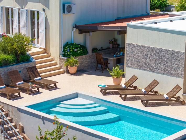 Vila Vita - 200m vom Strand mit beheiztem Pool in Solta