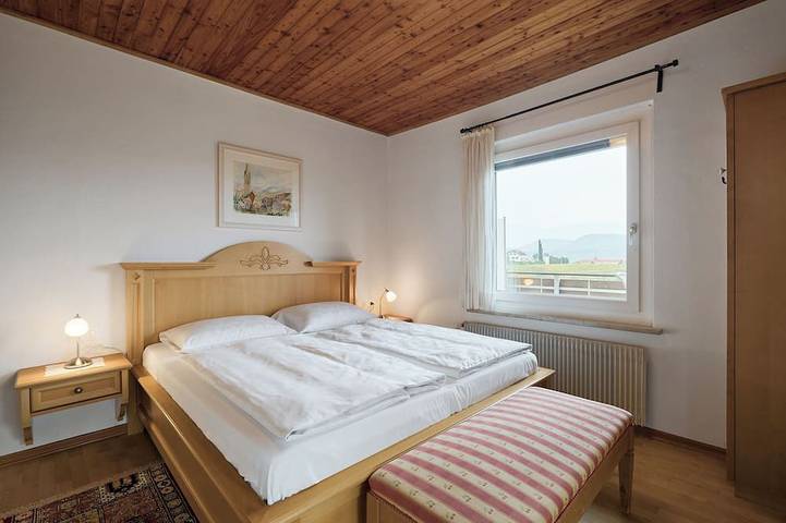 Entire apartment, Sunny apartment in an ideal location to Lake Kaltern, historic village, grapevines in Kalterer See, Kaltern an der Weinstraße