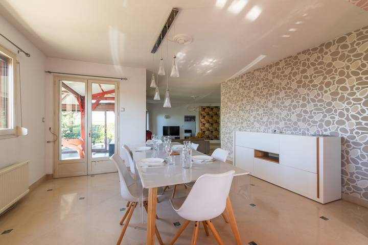 Location de vacances pour 10 personnes, avec jardin ainsi que piscine et terrasse à Niort - 3