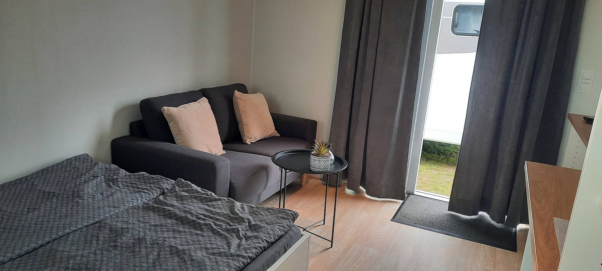 Gästehaus 'Surfbrett 1 – Zimmer mit Deichblick' mit Gemeinschaftsgarten und Wlan in Dahme, Ostholstein