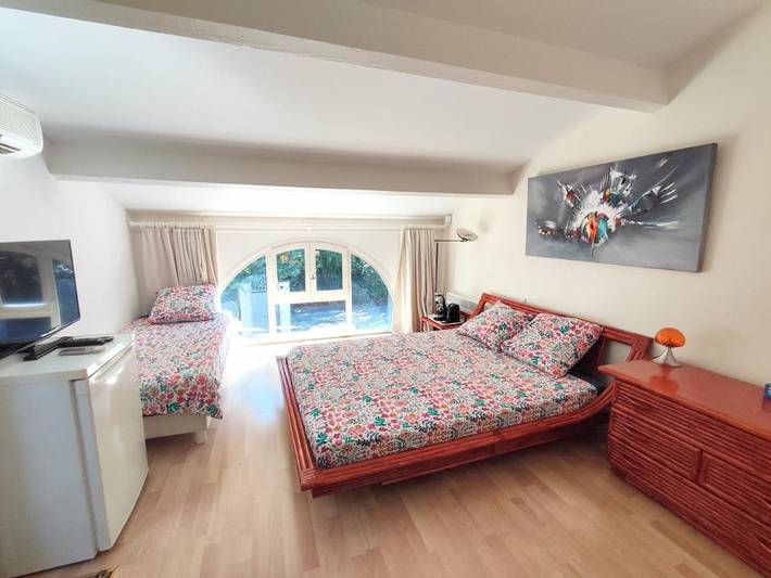 Gîte pour 3 personnes, avec terrasse ainsi que piscine et jardin, animaux acceptés à Saint-Siffret - 2