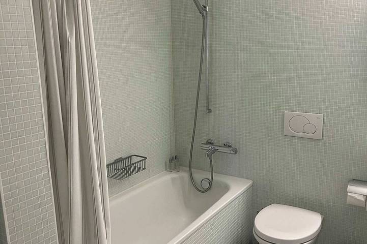 Ganze Wohnung, Stylish 2.5-Room + Basel Card | 6th-Floor Comfort in Basel, Region Basel RDK