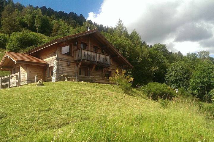 Chalet pour 9 personnes, avec jacuzzi ainsi que sauna et balcon dans les Vosges