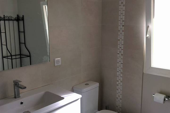 Location de vacances pour 4 personnes, avec piscine ainsi que balcon et jardin à Grambois - 3