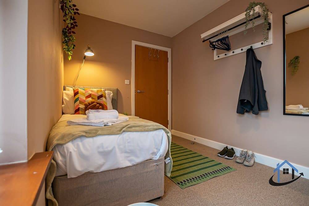 King beds workspace corporates parking sleeps 8 in Northampton, Northamptonshire