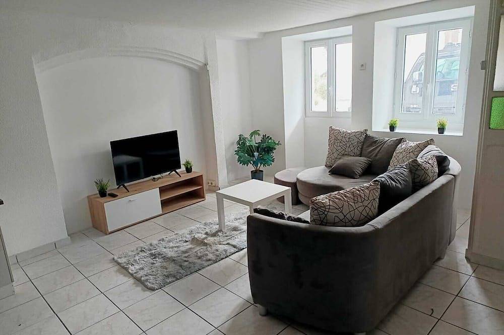 Apartamento entero, Large apartment in the center of a small village near communications,  in Etaux, Region Bonneville