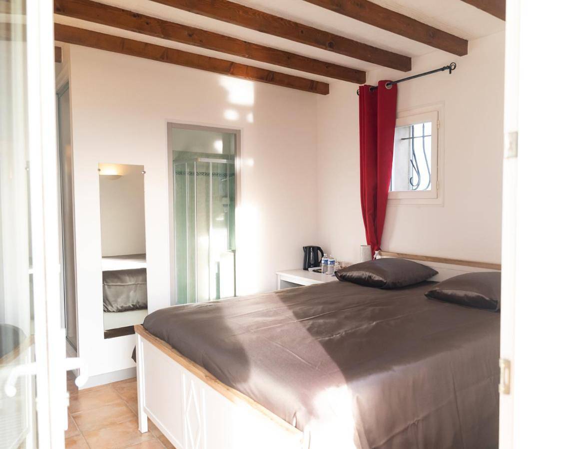 Double Room with Terrace in Vachères, Regionaler Naturpark Luberon