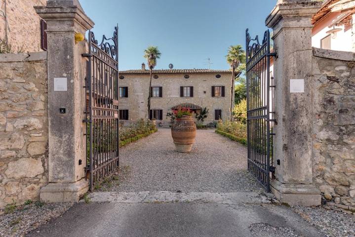 Agriturismo per 2 persone, con giardino e piscina, adatto a famiglie con bambini in Colle di Val d'Elsa
