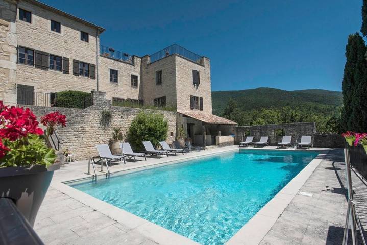 Hôtel pour 3 personnes, avec jardin ainsi que terrasse et piscine, animaux acceptés