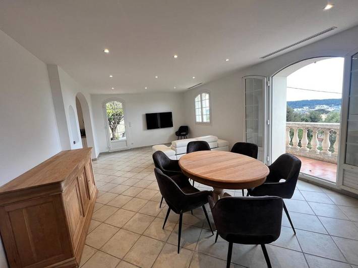 Gîte pour 4 personnes, avec Balcon et Terrasse ainsi que Jardin et Vue à La Valette-du-Var