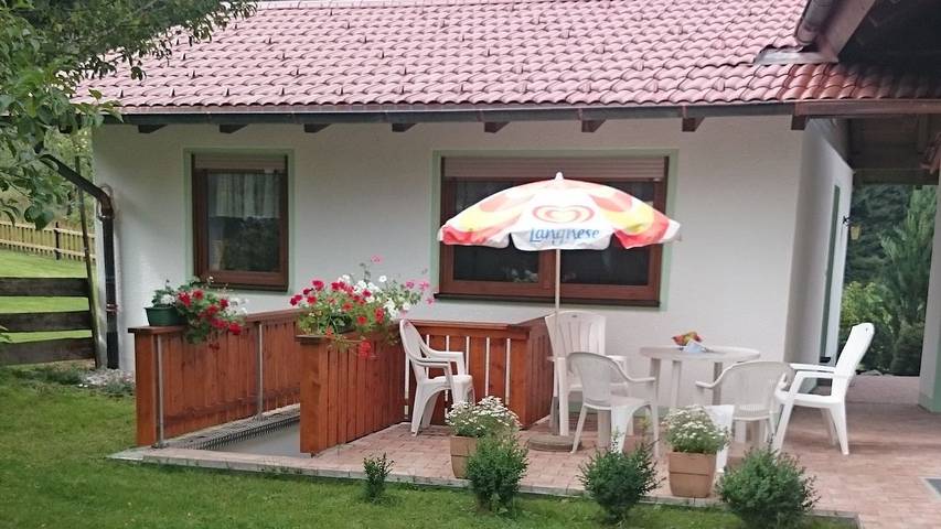 Ferienhaus für 4 Personen, mit Terrasse und Seeblick sowie Sauna und Garten - 1