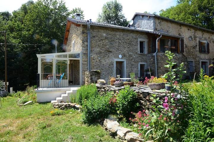 Gîte pour 6 personnes, avec Terrasse ainsi que Jardin et Piscine à Saint-Pierre-de-Trivisy