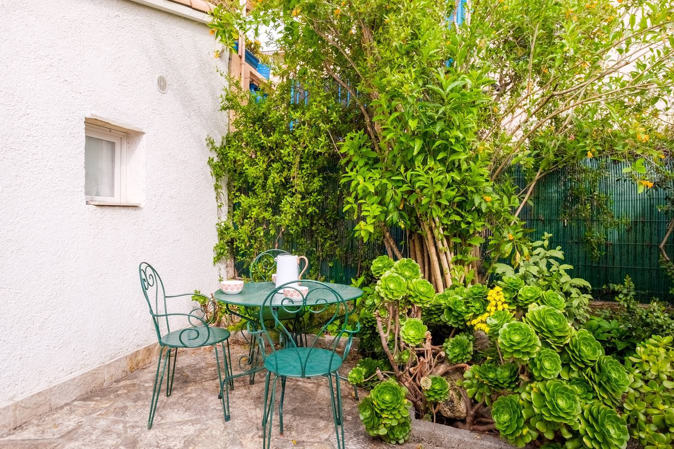Appartement entier, Petite Maison-studio avec terrasse partagée, jardin partagé et climatisation in Cagnes-sur-Mer, Côte méditerranéenne (France)