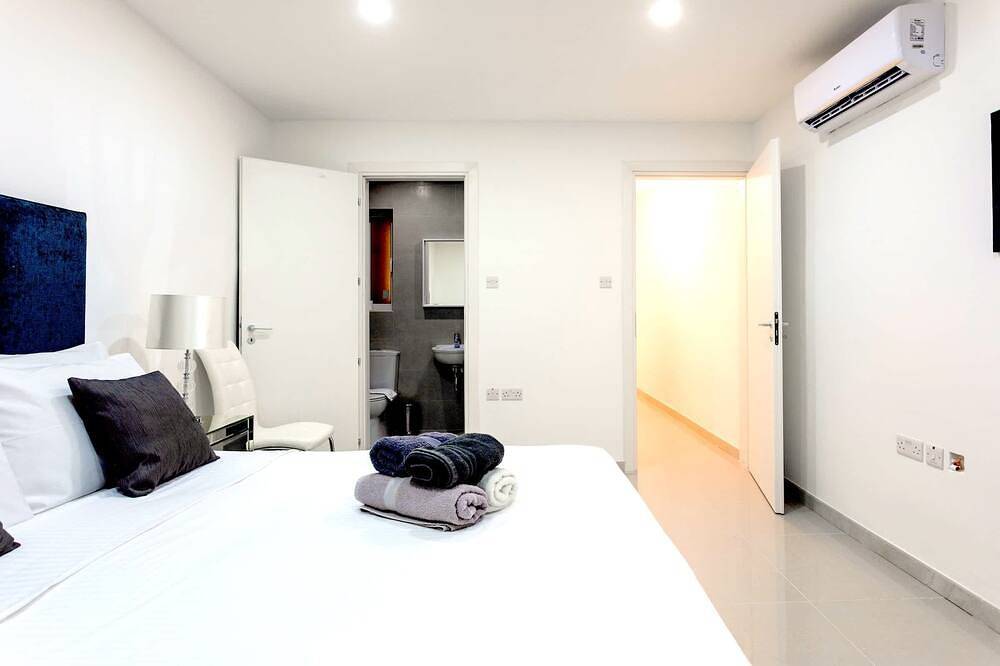 Geheel appartement, Spinola Bay 2Br flat with Sea Views & Terrace in San Giljan, Malta