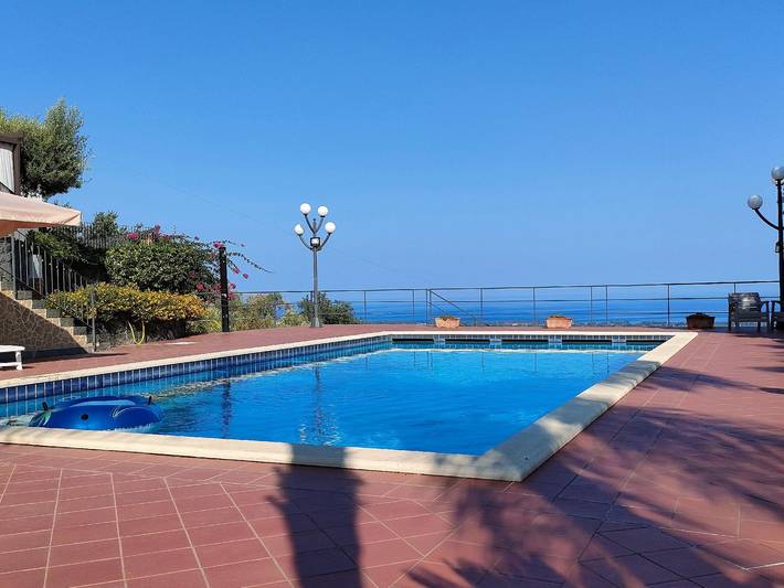Appartamento vacanze per 2 persone, con piscina e giardino nonché terrazza sull' Etna