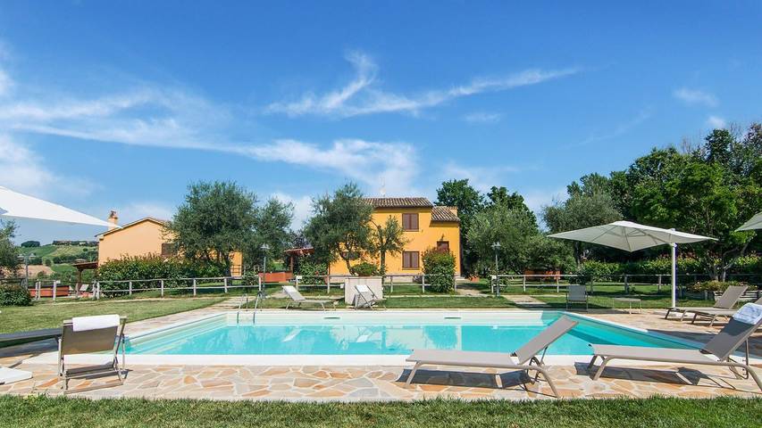 Casa vacanza per 21 persone, con giardino e piscina in Provincia di Ancona