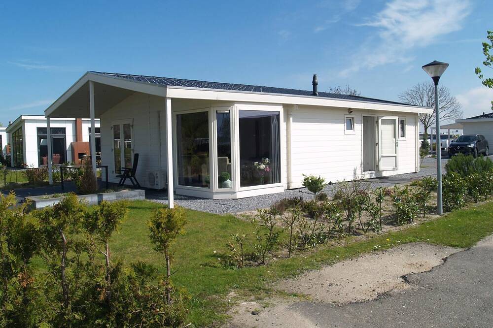 Chalet with 3 bedrooms and furnished garden in Regio Zwolle