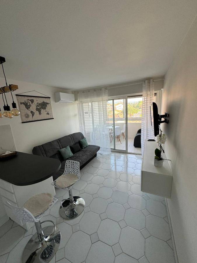 Gîte pour 4 personnes, avec balcon et vue dans Gare D Antibes - 4