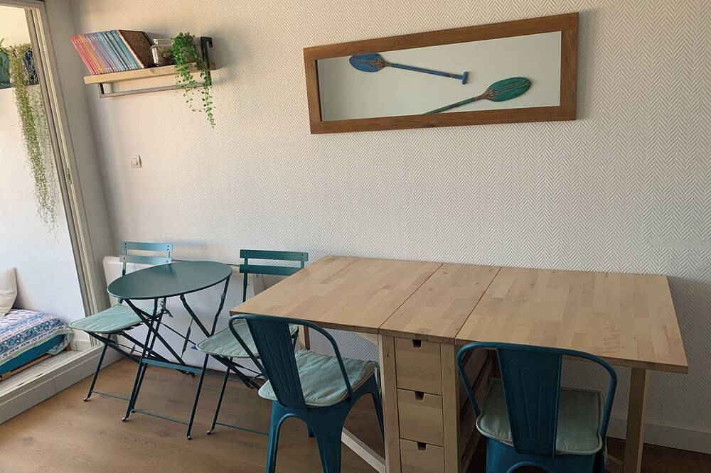 Entire apartment, 5 mns walk from the beach with beautiful view of the port and ponds in Frontignan, Côte d'Améthyste