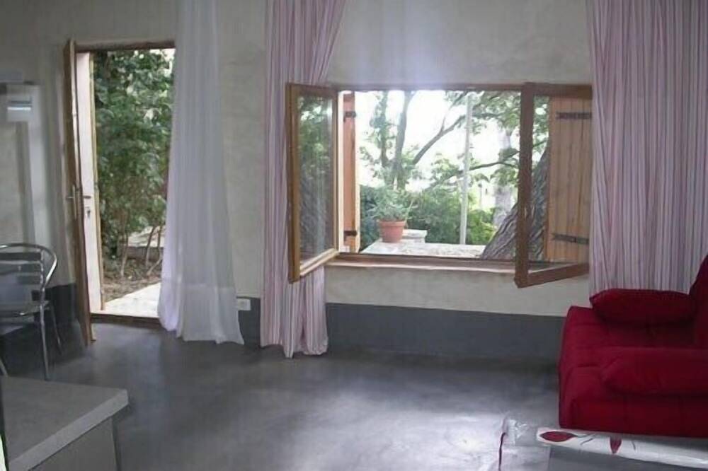 Mazet de charme, entièrement rénové, très calme, dans pinède, près du centre in Nîmes, Région de Nîmes