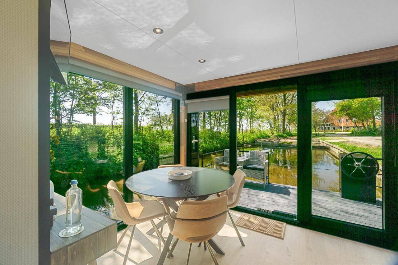 Houseboats Pean-buiten Weidum in Littenseradeel, Friesland