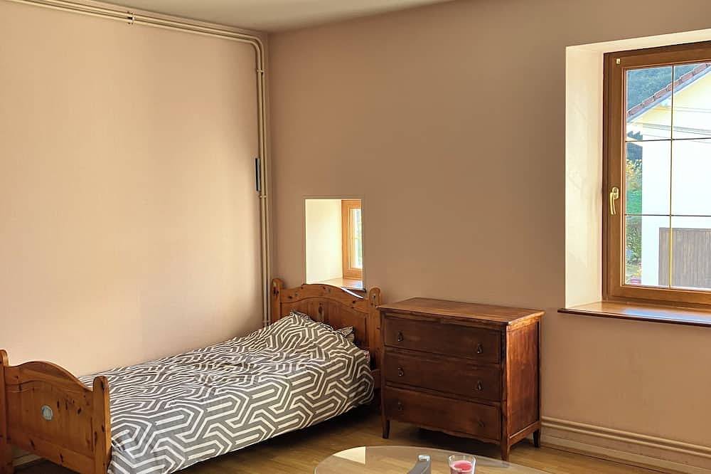 Entire apartment, Self-catering cottage in renovated Vosges farmhouse between town and forest. in Remiremont, Épinal region
