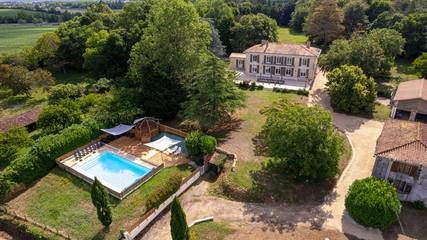 Gîte pour 40 personnes, avec piscine et sauna ainsi que jardin et balcon à Sainte-Hermine