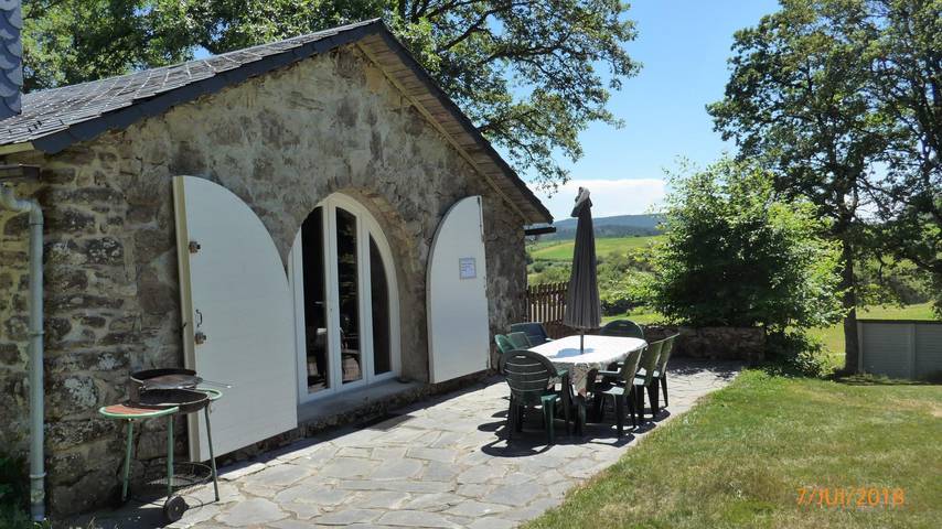Gîte pour 6 personnes, avec terrasse ainsi que piscine et jardin - 1