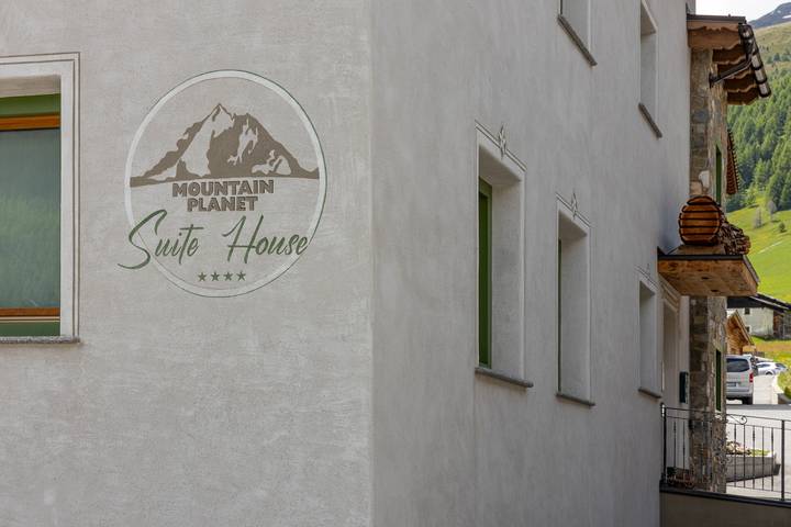 Appartement entier, Appartement "Wood Mountain Planet Suite House", avec vue montagne, Wi-Fi & balcon in Livigno (Town), Livigno