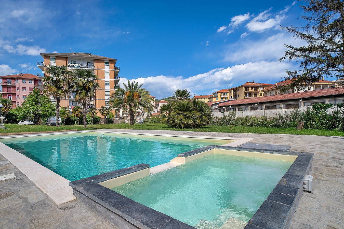 Ganze Wohnung, Ferienhaus 'Il Gattino Di Porto Appartamento 2' mit Gemeinschaftspool, Wlan und Klimaanlage in Porto Maurizio, Imperia