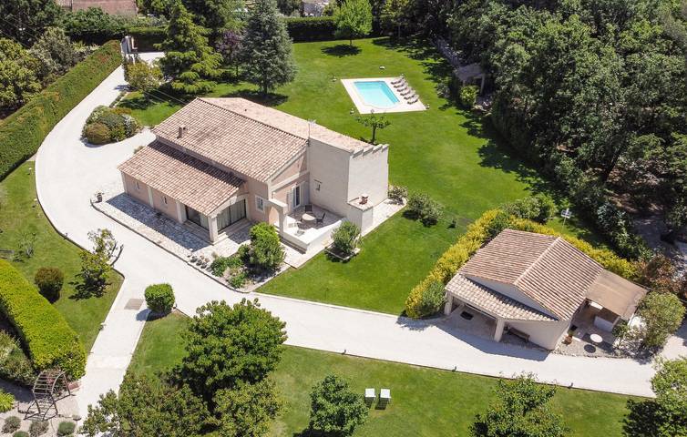 Location de vacances pour 10 personnes, avec piscine ainsi que terrasse et jardin à Saint-Cannat - 2