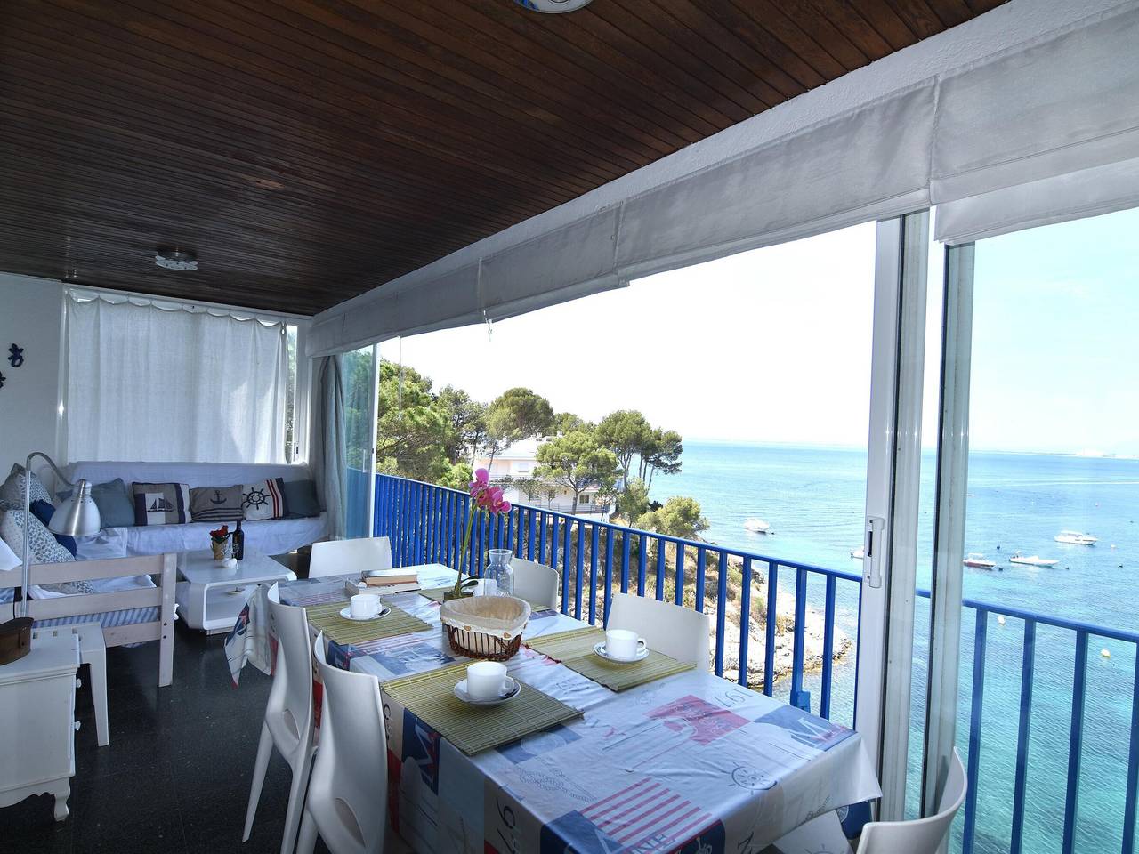 Apartamento entero, Alquiler en playa La Almadrava, Roses. Apartamento con vistas al mar, terraza privada, cocina equipada. ¡Reserva ahora! in l'Almadrava, Roses