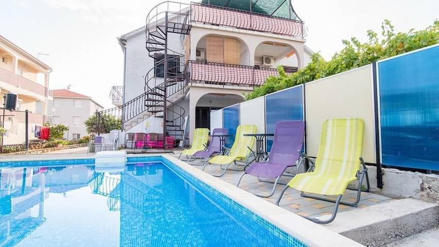 Apartament wakacyjny dla 4 osób, z taras i basen oraz ogród, zwierzęta dozwolone w Okrug Gornji