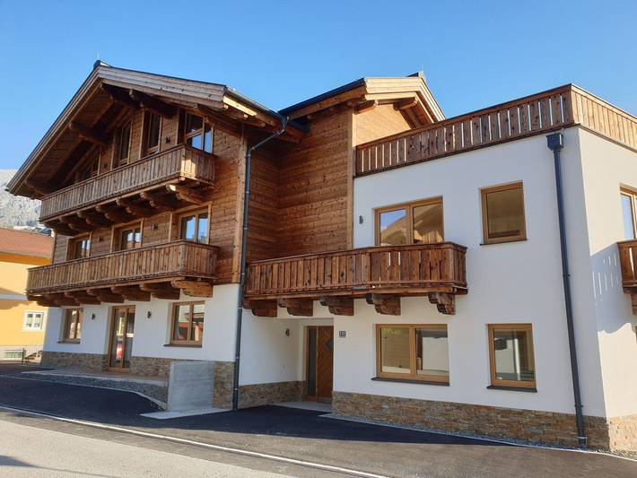 Chalet für 24 Personen, mit Balkon und Balkon/Terrasse sowie Terrasse und Garten in Neukirchen am Großvenediger