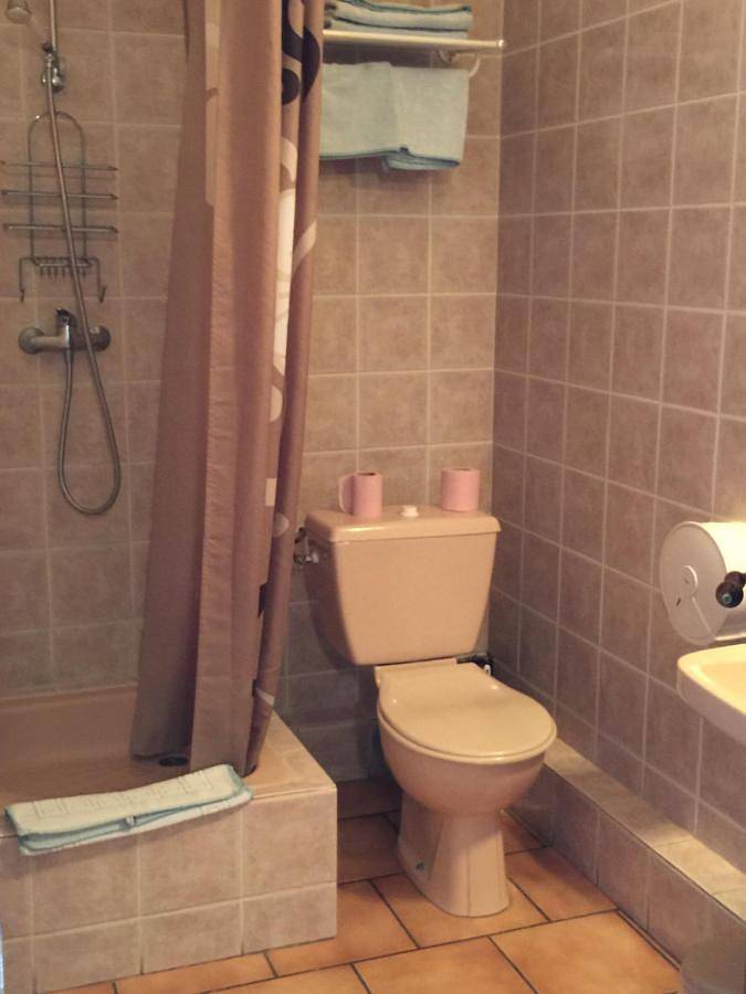 Gîte pour 2 personnes, avec terrasse et vue sur le lac ainsi que piscine et jardin à Aiguines - 4