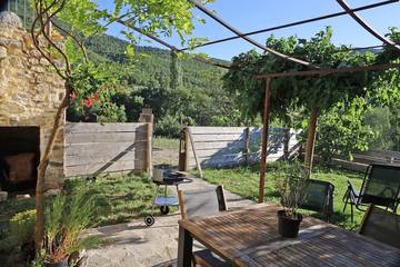 Gîte pour 4 personnes, avec terrasse à Sainte-Jalle